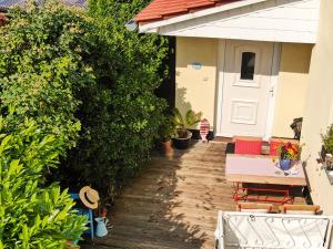 eine Veranda eines Hauses mit einer Bank und Pflanzen in der Unterkunft Ferienwohnung Paul in der Rostocker Heide in Blankenhagen