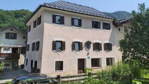 un edificio con finestre nere e una macchina davanti di Ferienwohnungen Zechmeister a Marktschellenberg