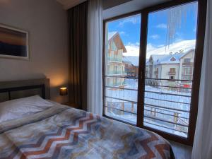 Tempat tidur dalam kamar di New Gudauri Alpen Apartments