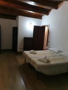 ein Schlafzimmer mit einem großen Bett und einer Kommode in der Unterkunft Ciappella in Partanna
