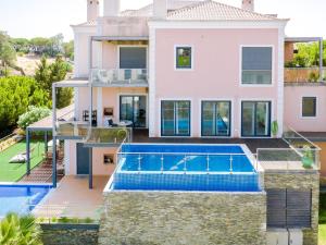 The swimming pool at or close to Vale do lobo, 'Golf by the Pool' 2 bedroom apartment