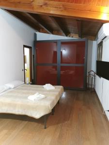 Zimmer mit einem Bett und einem roten Schrank in der Unterkunft Ciappella in Partanna