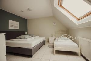 Un pat sau paturi într-o cameră la Appartement met bedstee