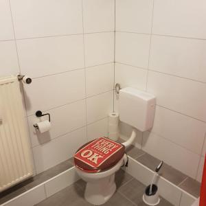 La salle de bains est pourvue de toilettes et d'un panneau. dans l'établissement Flensburg Strandnah, à Flensbourg