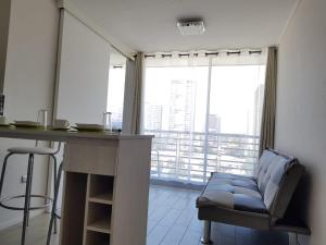 uma sala de estar com um bar e uma grande janela em Radal 3 - Metro y Parking Estación Central em Santiago