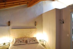 1 dormitorio con 1 cama con 2 almohadas en El Arroyo, en Los Narros