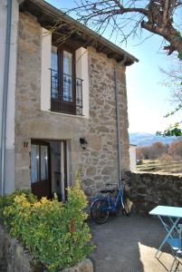 una casa con una bicicleta estacionada frente a ella en El Arroyo, en Los Narros