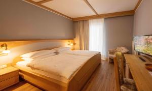 Ένα ή περισσότερα κρεβάτια σε δωμάτιο στο Hotel Hellweger