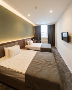 SMALL HOTEL tesisinde bir odada yatak veya yataklar