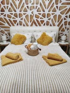 En eller flere senge i et værelse på Lux Apartman Krstic