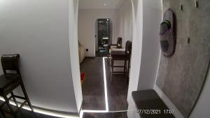 un couloir menant à une salle à manger avec une table dans l'établissement Hotel Marasesti, à Buşteni