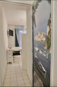 um escritório com uma pintura de um barco na parede em Azzurra em Beausoleil