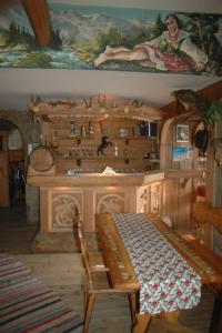 Na wierchu في زومب: غرفة معيشة مع طاولة ومدفأة