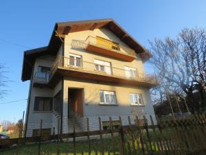 una casa con balcón en la parte superior en Sani Apartments, en Začretje