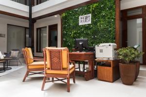 een kamer met stoelen en een bureau met een groene muur bij REEC Latacunga by Oro Verde Hotels in Latacunga