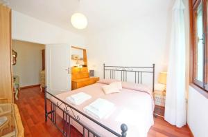 1 dormitorio con 1 cama blanca grande y 2 almohadas en DolceVita Apartments N 285 en Venecia