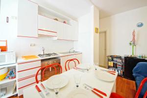 A kitchen or kitchenette at DolceVita Apartments N 285