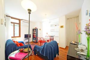 A seating area at DolceVita Apartments N 285