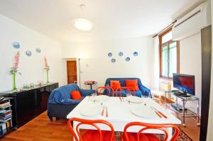 A seating area at DolceVita Apartments N 285