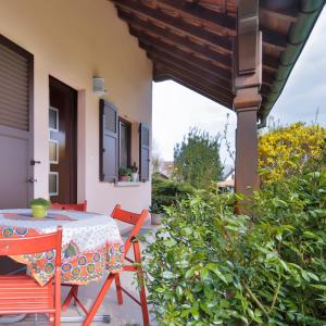 eine Terrasse mit einem Tisch und Stühlen auf einem Haus in der Unterkunft COTTAGE-GITE COEUR DE SUNDGAU in Leymen