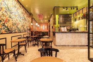 a restaurant with tables and chairs and a bar at Hotel Regina in Bogotá