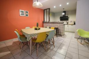 a dining room with a table and chairs at L'escapade, maison de village classée meublé de tourisme 4 étoiles in Marseillan