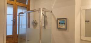 een douche in een badkamer met een glazen deur bij Casa Típica Cordobesa in Córdoba +34 foto's