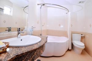 Phòng tắm tại Tan Hoang Long Hotel