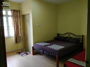 une chambre avec un lit dans le coin d'une pièce dans l'établissement Budget 2-Bedroom@Cocobay Resort Condominium, à Port Dickson 7 autres photos