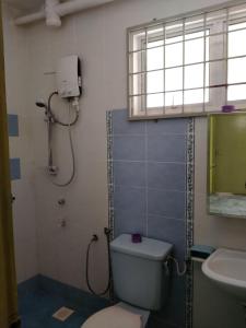 une salle de bains avec toilettes et lavabo dans l'établissement Budget 2-Bedroom@Cocobay Resort Condominium, à Port Dickson