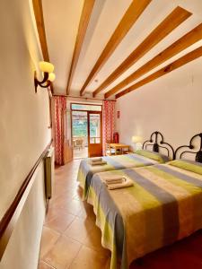 Tempat tidur dalam kamar di Hostal Villa Verde-Adults Only