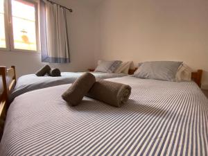 dwa łóżka siedzące obok siebie w sypialni w obiekcie Casa Bela w mieście Arrieta