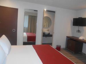 Postel nebo postele na pokoji v ubytování Hotel Puente Real