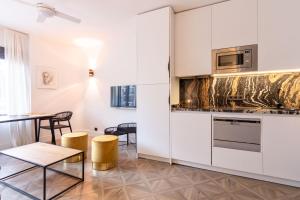 Kuchyň nebo kuchyňský kout v ubytování Salado Triana Suites by Valcambre