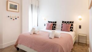 Postel nebo postele na pokoji v ubytování Salado Triana Suites by Valcambre