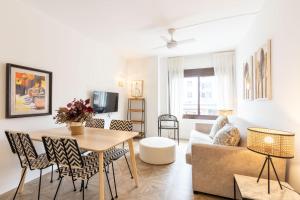 TV a/nebo společenská místnost v ubytování Salado Triana Suites by Valcambre