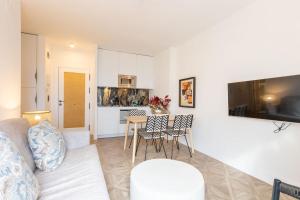 TV a/nebo společenská místnost v ubytování Salado Triana Suites by Valcambre
