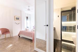Postel nebo postele na pokoji v ubytování Salado Triana Suites by Valcambre