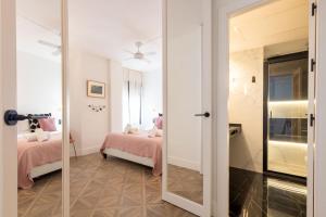 Postel nebo postele na pokoji v ubytování Salado Triana Suites by Valcambre