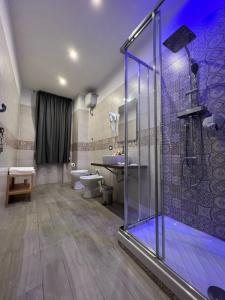 ナポリにあるNapoli Reginaのバスルーム(シャワー、トイレ、シンク付)