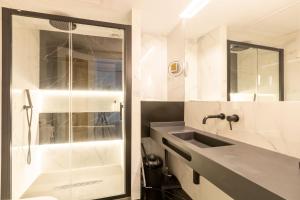 A bathroom at Salado Triana Suites by Valcambre