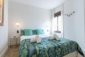 Katil atau katil-katil dalam bilik di Salado Triana Suites by Valcambre
