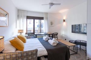 Postel nebo postele na pokoji v ubytování Salado Triana Suites by Valcambre