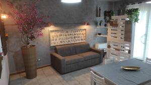 Fonzolo的住宿－Appartamento Balcone fiorito，客厅配有沙发和桌子
