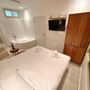 Een bed of bedden in een kamer bij Vida Bhermon 3 , 2 suites