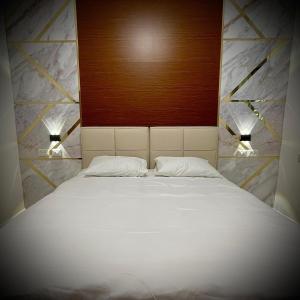 Een bed of bedden in een kamer bij Vida Bhermon 3 , 2 suites