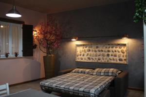 Fonzolo的住宿－Appartamento Balcone fiorito，一间卧室,配有一张床和花瓶