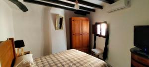 En eller flere senge i et værelse på CASA RURaL BENIDORM FINESTRAT EL CAPRICHO + 46 billeder