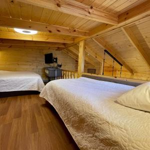 מיטה או מיטות בחדר ב-Vida Bhermon 1, one wood Cabin