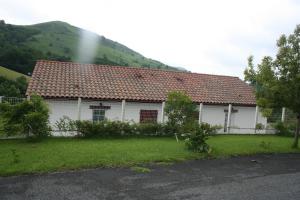 una casa blanca con una montaña en el fondo en Etxettipia, en Itxassou